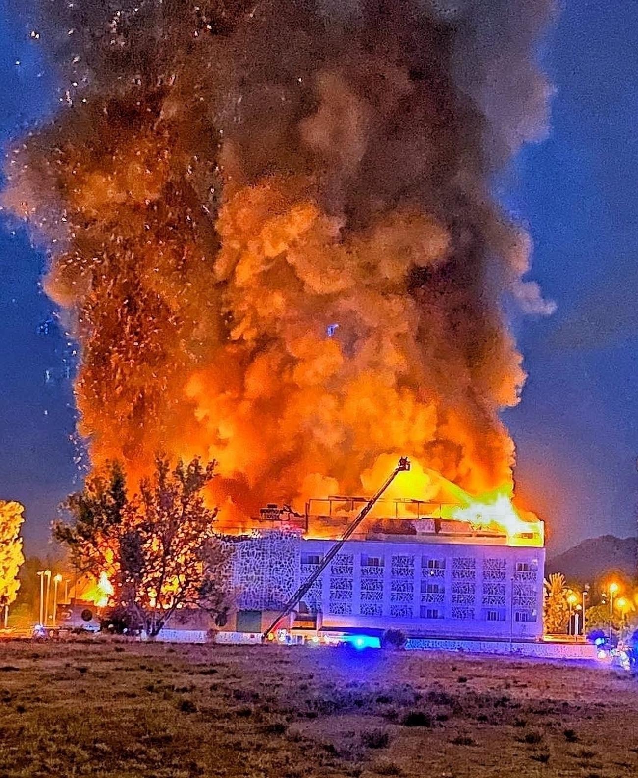 Горящие гостиницы. Пожар в гостинице. Горящая гостиница. Всемирные пожары в гостиницах. Пожар в Испании 2019.