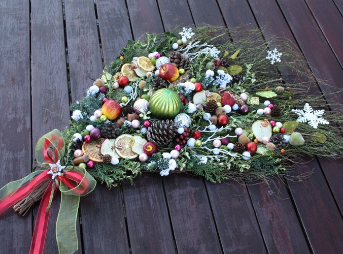 Świąteczna 'miotła' - stroik udekorowany bombkami, szyszkami i suszonymi owocami, związany ozdobną kokardą. Autorka: Marta Jarosińska-Mańka