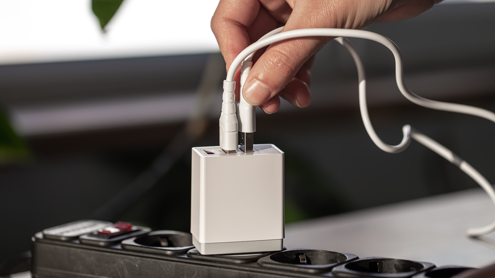 Ak nabíjací adaptér neodpojíte, míňate tzv. upírsku energiu.