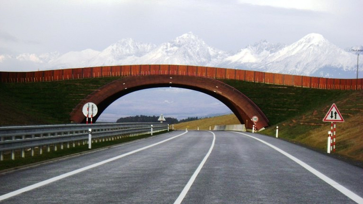 Prezentujemy aktualne informacje na temat wysokości opłat za przejazd autostradami i drogami szybkiego ruchu na Słowacji w roku 2011.