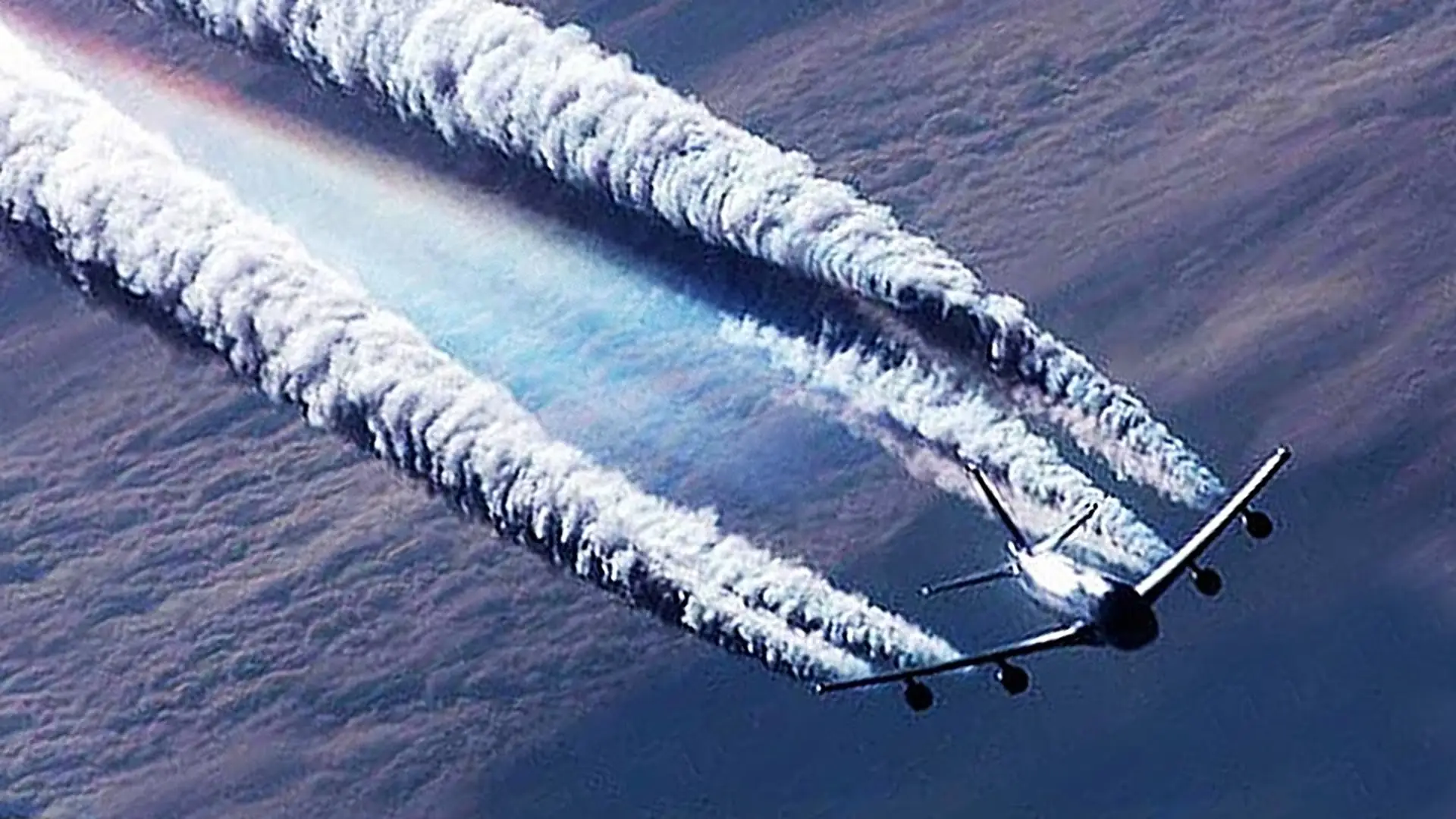 "Samoloty rozpylają truciznę". Kto zarabia na chemtrails?