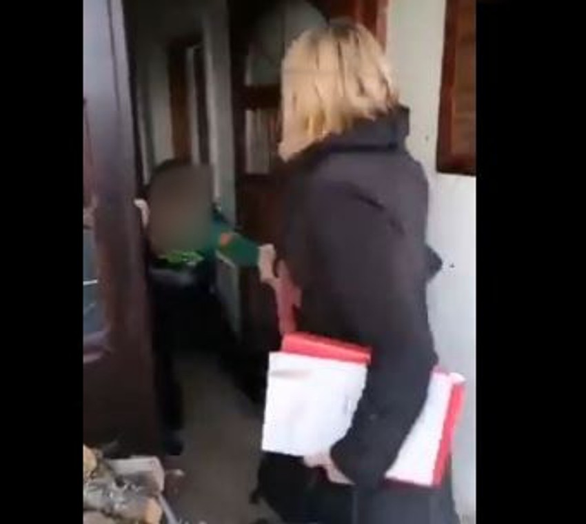 Socijalne radnice za ruku na silu vuku dete iz kuće u kojoj živi od smrti majke