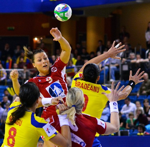 Piękne panie wybrały brutalną grę. Piłka ręczna to sport nie dla grzecznych dziewczynek