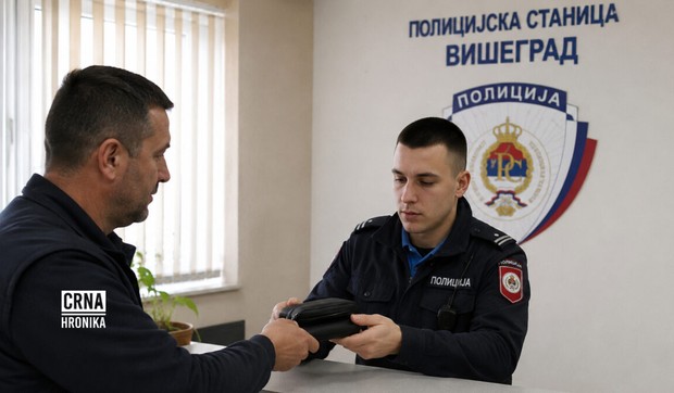 Pošteni Višegrađanin pronašao torbicu sa novcem i dokumentima i vratio je vlasniku