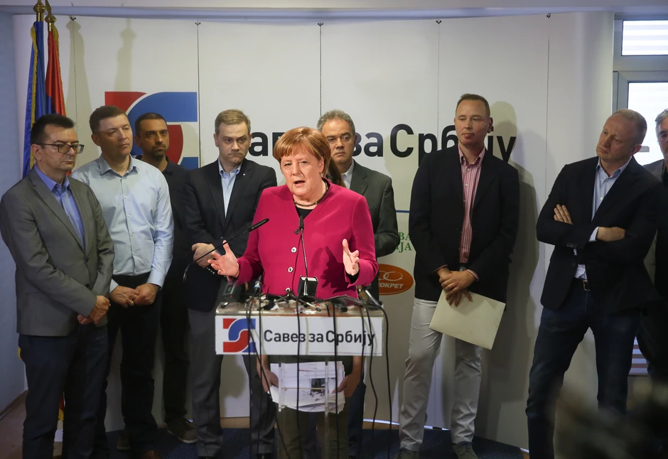 Merkel je za ovaj nastup sa SzS izabrala upečatljivu boju sakoa kako bi bila primetnija u masi