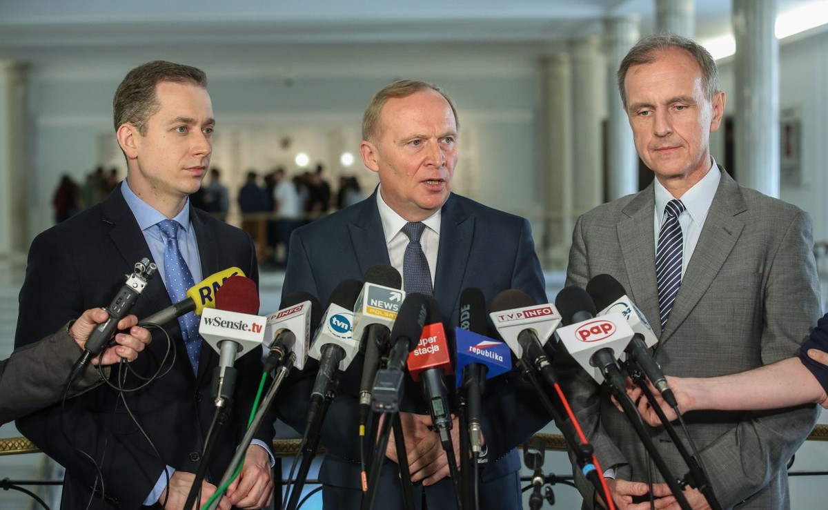 PO składa wniosek o kontrolę w MON. "Działania Macierewicza zagrażają bezpieczeństwu"