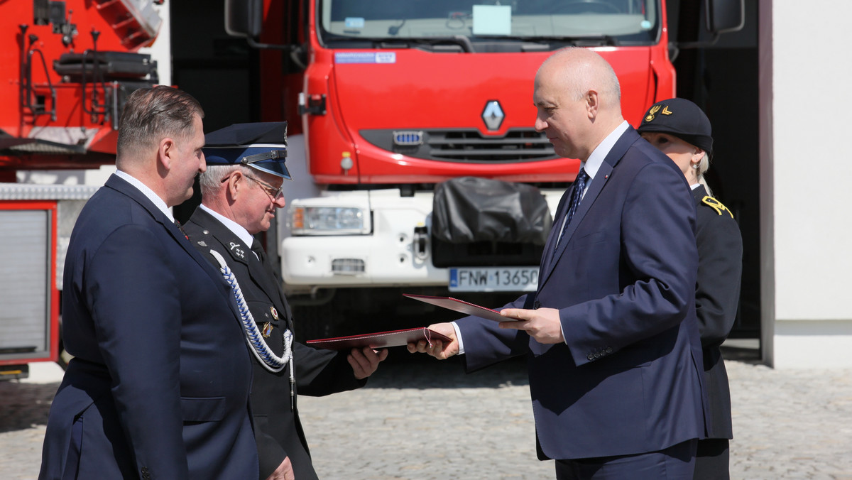 Kożuchów: Nowe wozy dla OSP. Joachim Brudziński przekazał promesy