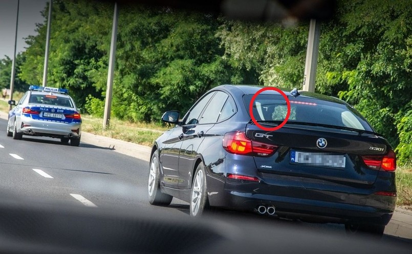 Radiowóz patrzy także do tyłu – kamerkę zainstalowano z lewej strony. BMW twierdzi, że aktywny tylny spoiler zapewnia optyczną lekkość i zmniejsza siłę nośną przy typowych prędkościach podróżnych. A wysuwa się powyżej 110 km/h (można go też postawić na parkingu)