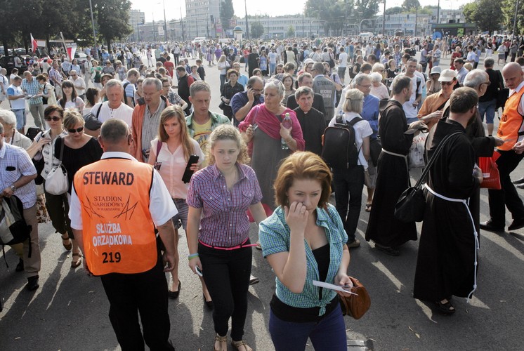 Tłumy wiernych przed wejściem na spotkanie