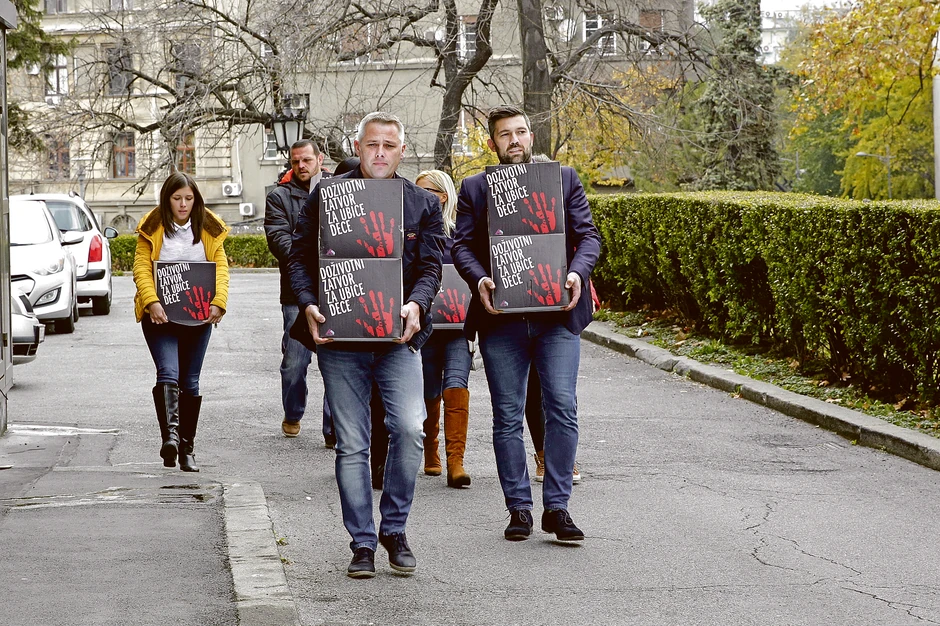 Igror Jurić i urednik "Blica" Predrag Mihailović predali su kutije sa 158.000 potpisa građana Srbije koji traže doživotni zatvor 