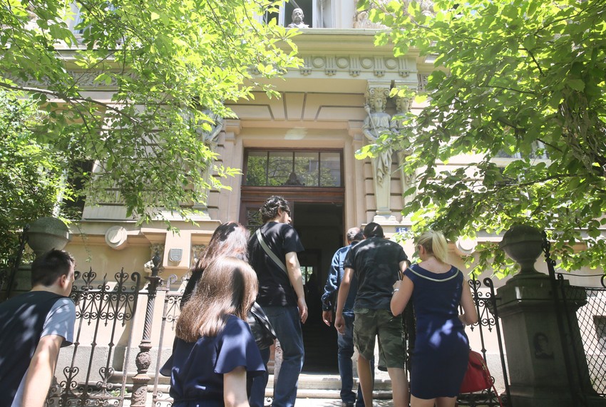 Malo u školi, malo od kuće