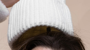 Jak zapobiec elektryzowaniu się włosów pod czapką? Proste i skuteczne sposoby