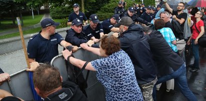 Przepychanki pod Sejmem. Zatrzymano manifestantów