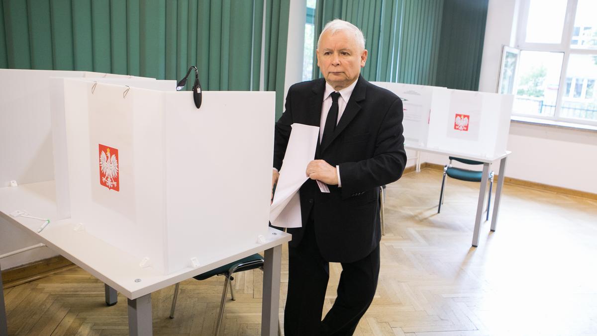 Jarosław Kaczyński głosuje w wyborach w 2019 r.