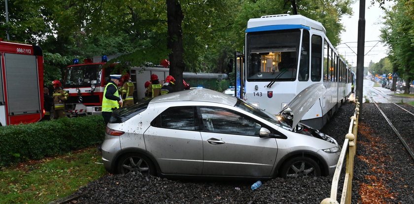 Poważny wypadek w Szczecinie. Po zderzeniu tramwaju z samochodem straż pożarna musiała wydobyć osobę zakleszczoną w pojeździe