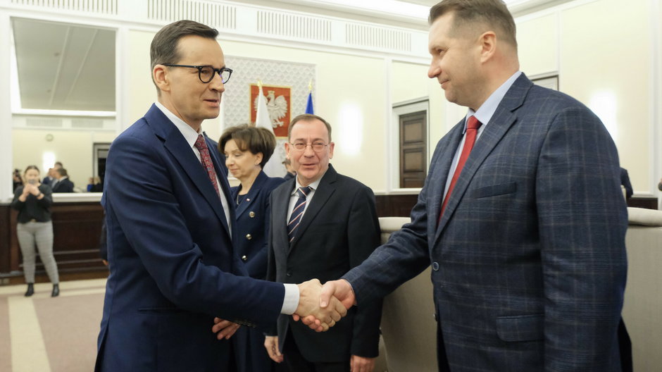 Były premier Mateusz Morawiecki i były minister edukacji Przemysław Czarnek na posiedzeniu rządu