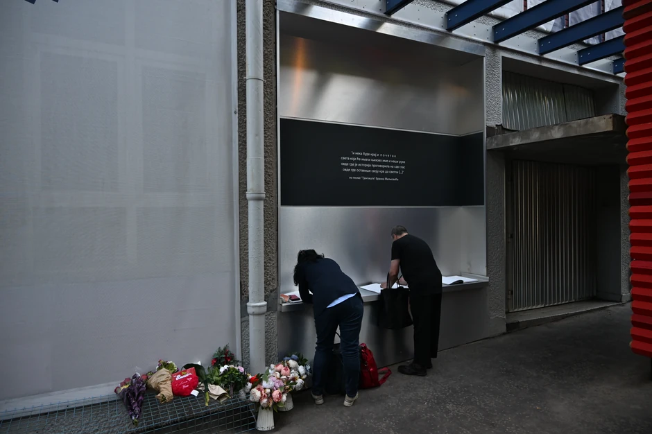 Građani se upisuju u knjigu žalosti