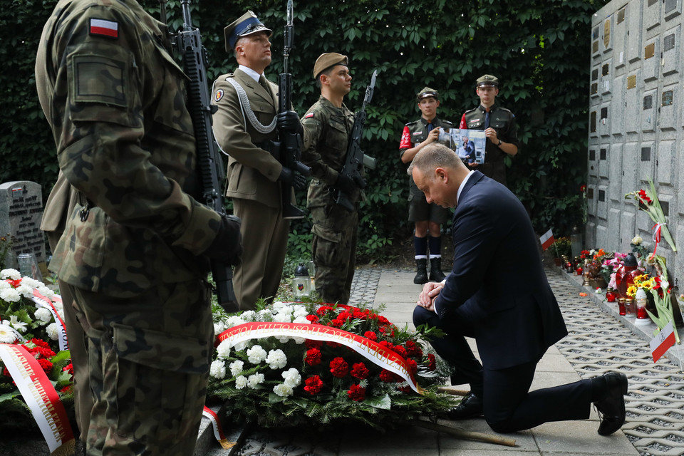 Prezydent Andrzej Duda składa kwiaty