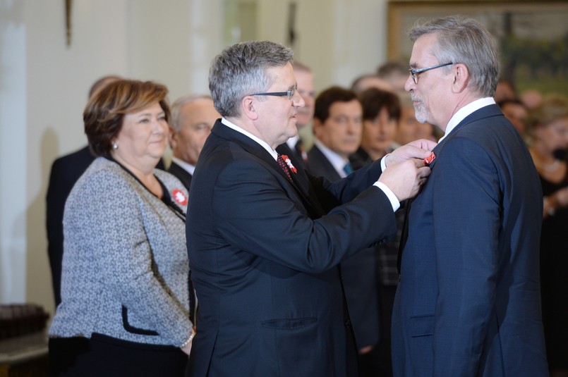 Obchody Święta Niepodległości z udziałem prezydenta Bronisława Komorowskiego - wręczenie odznaczeń państwowych w Pałacu Prezydenckim w Warszawie, w 96. rocznicę odzyskania przez Polskę niepodległości, 11 bm. Prezydent Bronisław Komorowski (C) odznacza Krzyżem Oficerskim Orderu Odrodzenia Polski Jacka Żakowskiego