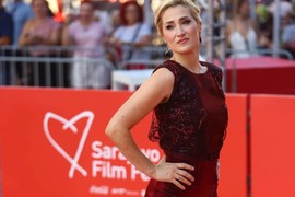 Slavna glumica sinoć u Sarajevu NAPRAVILA MODNU DRAMU na crvenom tepihu: Haljina je prelepa, ali zbog OVOG POTEZA svi su gledali samo u NJENA STOPALA