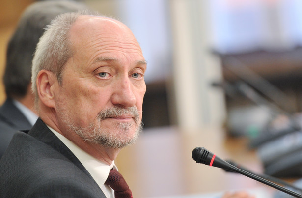 Macierewicz o kasku Stocha: Oddaje hołd ofiarom smoleńskim