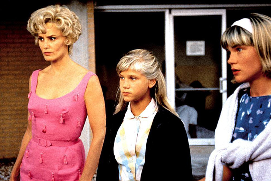 Amy Locane jako Alex Marshall, Anna Klemp jako Becky Marshall i Jessica Lange jako Carly Marshall w filmie "Błękit nieba" (1994)