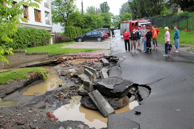 Zarwana jezdnia ulicy Kolektorskiej na Bielanach w Warszawie.