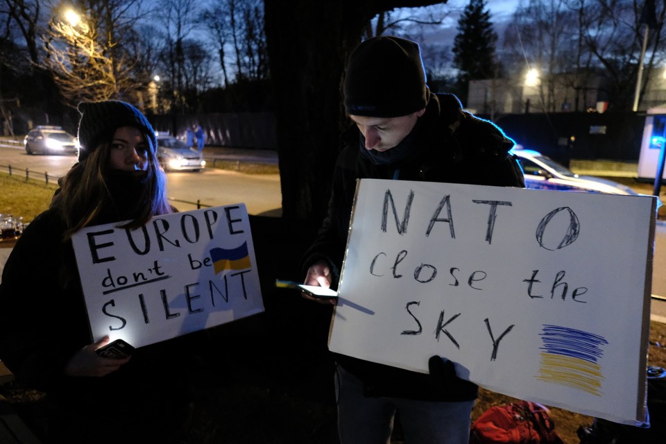 Manifestacja solidarnościowa przed Ambasadą Ukrainy w drugi dzień rosyjskiej inwazji