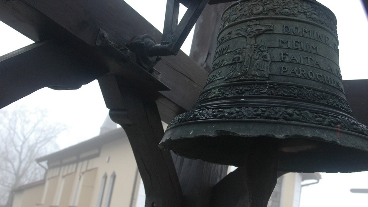 Policjanci z komendy powiatowej w Świeciu szukają sprawców kradzieży zabytkowych dzwonów z dzwonnicy w Sartowicach. Osoby, które mogłyby pomóc w złapaniu sprawców oraz odnalezieniu zabytków proszone są o kontakt z najbliższą jednostką policji.