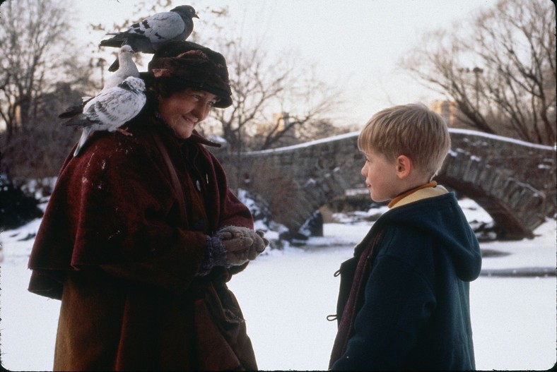 Brenda Fricker i Macaulay Culkin w filmie "Kevin sam w Nowym Jorku"