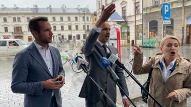 Awantura na konferencji Suwerennej Polski. Janusz Kowalski dostał prezent od posłanki PO