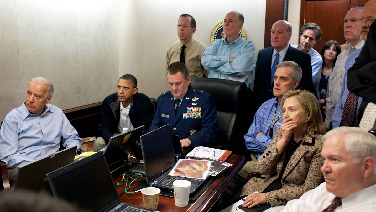 Chasydzka gazeta usunęła wizerunki sekretarz stanu USA Hillary Clinton oraz innej kobiety ze zdjęcia przedstawiającego prezydenta Obamę wraz z grupą doradców do spraw bezpieczeństwa oglądających akcję amerykańskich komandosów przeciwko Osamie bin Ladenowi.