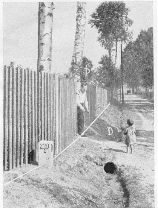 Kuźnia Nieborowska w powiecie gliwickim. Granica biegnąca wzdłuż ogrodzenia gospodarstwa, ok. 1936 r.