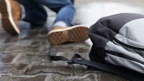 Wywrócenie się na oblodzonym chodniku. Kiedy należy się odszkodowanie?