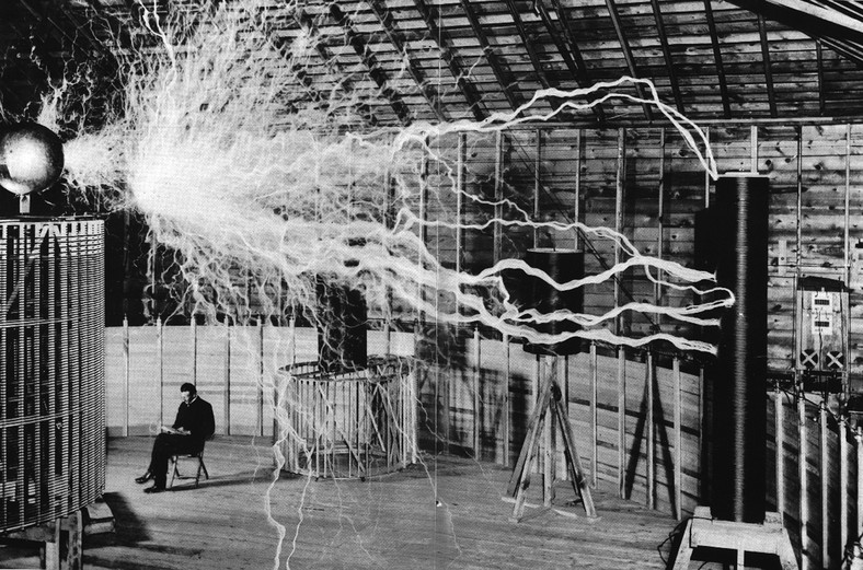 Nikola Tesla był jednym z największych geniuszy. Na zdjęciu naukowiec w swoim laboratorium w Colorado Springs 