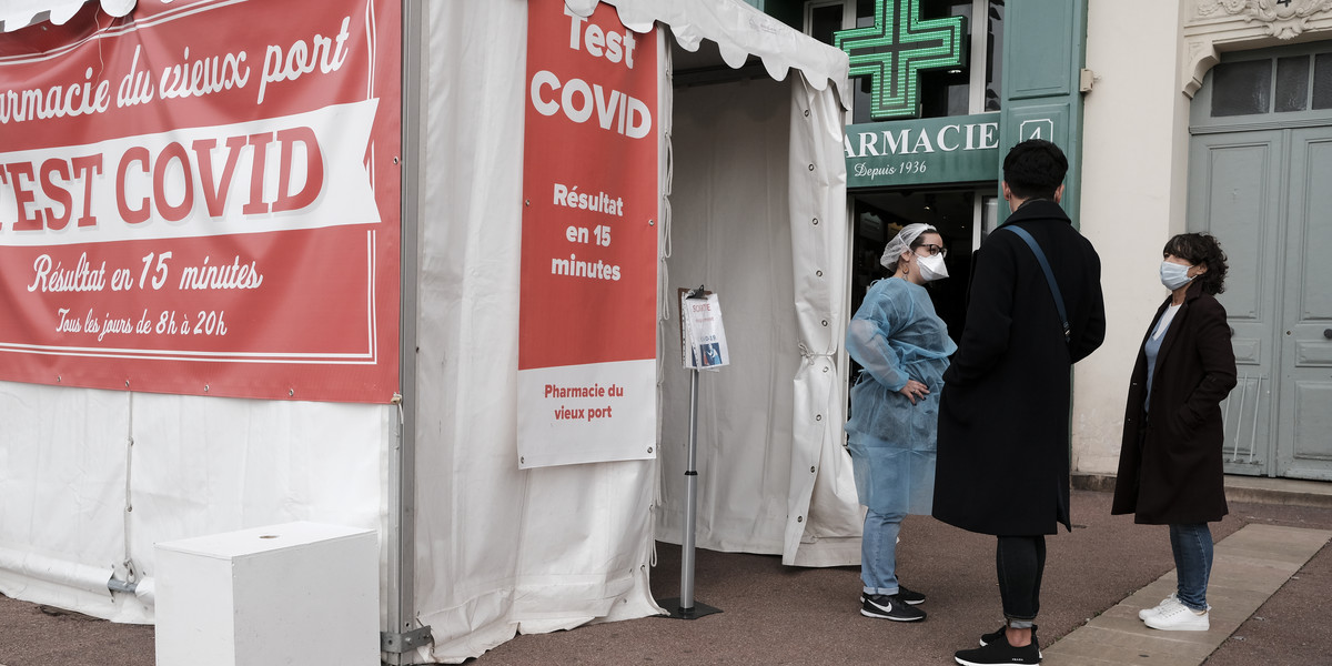 W ostatnim tygodniu każdego dnia we Francji wykrywano średnio 48 tys. nowych infekcji