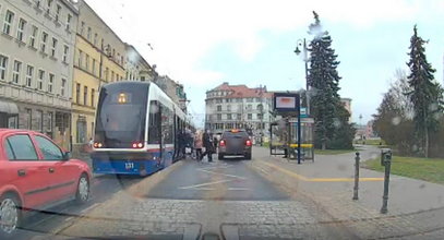 Bydgoszcz. Ledwo uniknął masowych potrąceń na przystanku tramwajowym