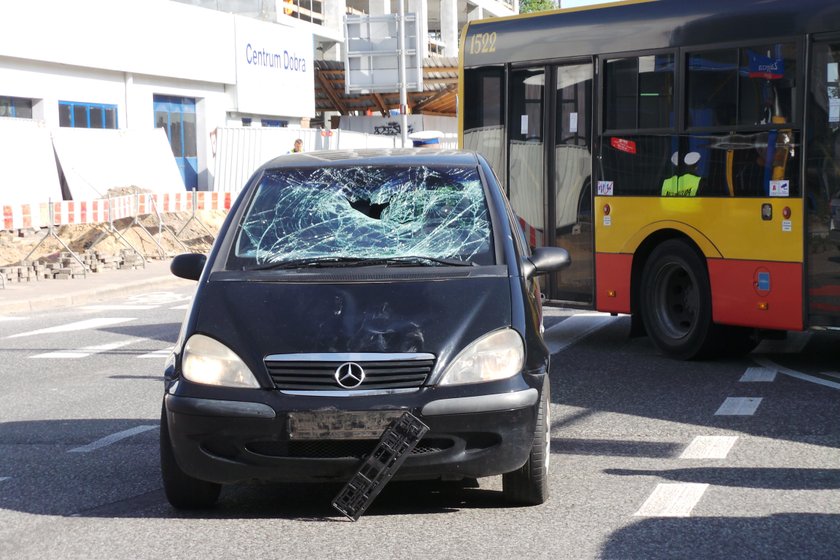 Groźny wypadek w Warszawie. Trzy osoby ranne