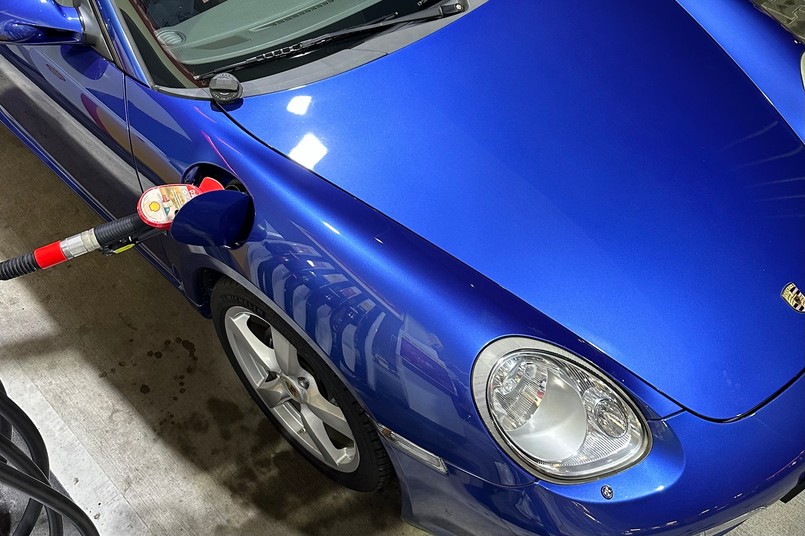 Tankowanie auta, stacja paliw