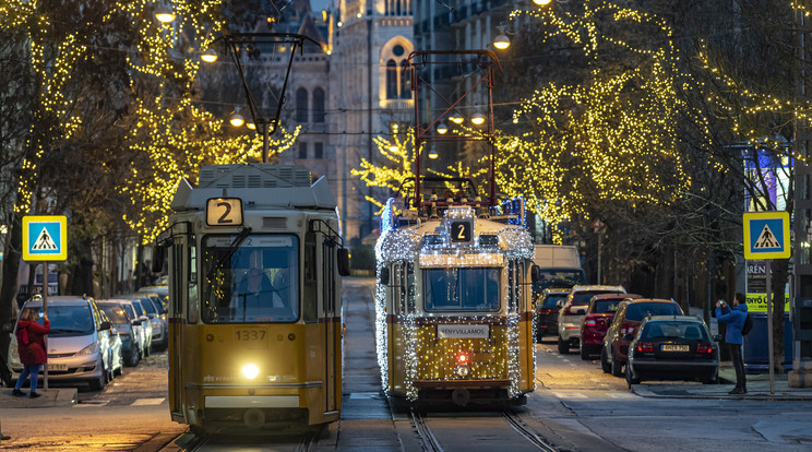 Advent - Elindult a fényvillamos Budapesten /Fotó:MTI/Szigetváry Zsolt 