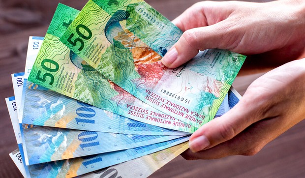 svajcarski franak shutterstock 1166101786