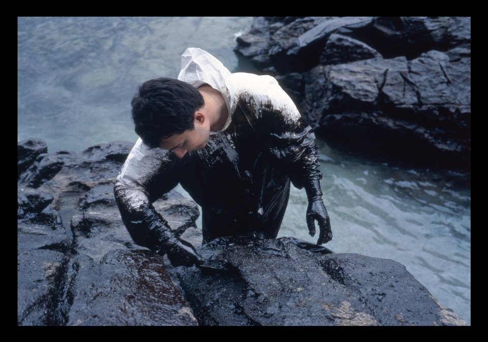 Allan Sekula, "Volunteer on the Edge (Islas Cies 12-20-02)" z serii "Black Tide | Marea Negra" (2002–2003)