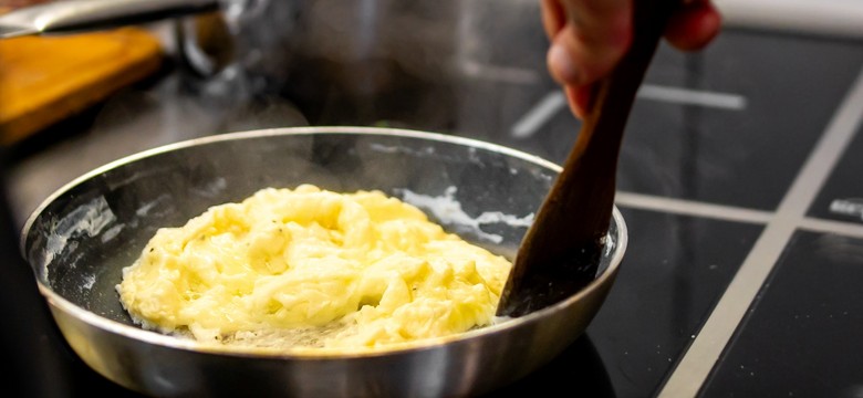 Idealna królowa śniadań. Co zrobić, by jajecznica była kremowa?