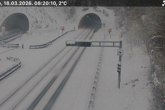 (FOTO) SNEG ZAVEJAO AUTO-PUT U HRVATSKOJ Vozačima teretnjaka se savetuje da ne kreću na put: Kolovozi mokri, očekuju se gužve