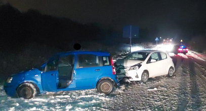 Zderzenie czołowe w Krzesimowie. Kierowca zaliczył dużą wpadkę