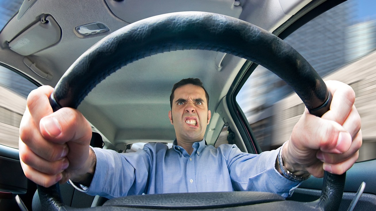 Za volantom sa z pokojných ľudí stávajú agresori. Anonymita a pocit moci menia naše správanie dramatickým spôsobom. 