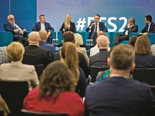 W panelu „Inflacja w samorządach – możliwe środki zaradcze” udział wzięli (od lewej): Andrzej Porawski (Związek Miast Polskich), Jacek Brygman (Związek Gmin Wiejskich RP, gmina Cekcyn), dr Katarzyna Obłąkowska (Instytut Finansów), Piotr Husejko (miasto Poznań), Ludwik Kotecki (Rada Polityki Pieniężnej) i Paweł Strawiński („Forbes”).