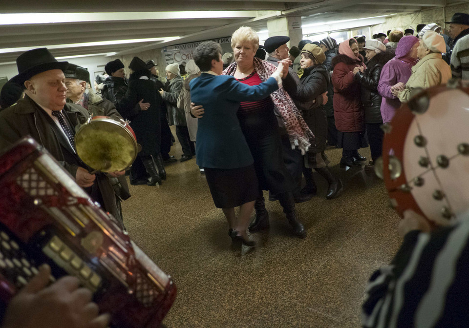 Ukraińscy seniorzy tańczą w metrze