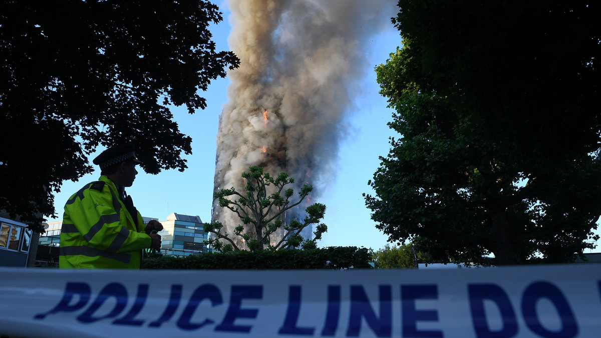 Strażacy walczą z pożarem 27-piętrowego apartamentowca w Londynie