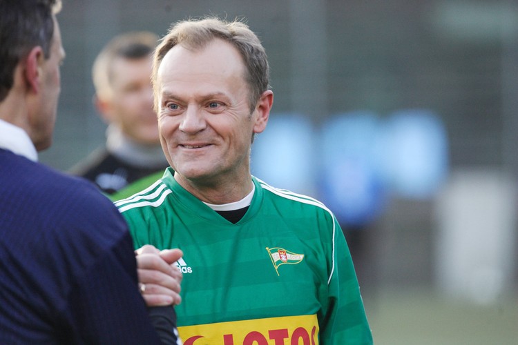 Donald Tusk jest w formie. Strzelił gola w sylwestrowym meczu